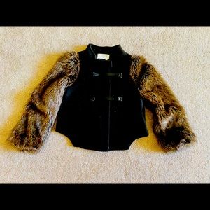 Ready to be wild!? Fitted jacket with fur arms!
